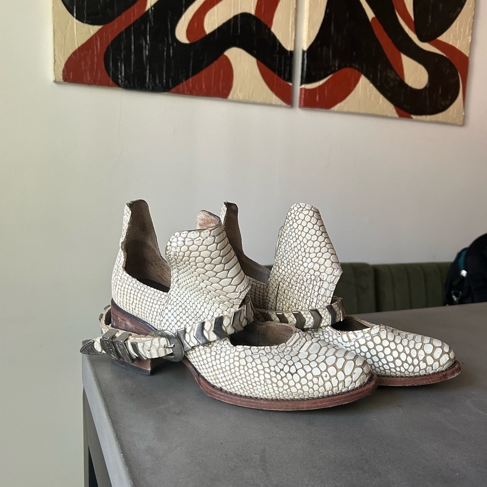 Freebird Blade - Women's White Textured Shoes